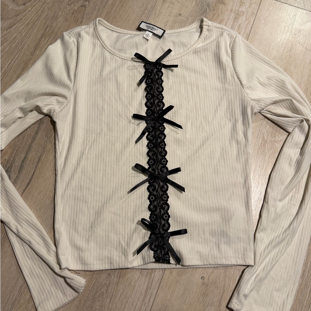 Discreet Cream‎ and Black Lace Bow Long Sleeve Top